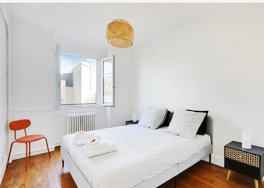 Appartement, Coeur Des Batignolles Montmartre Paříž